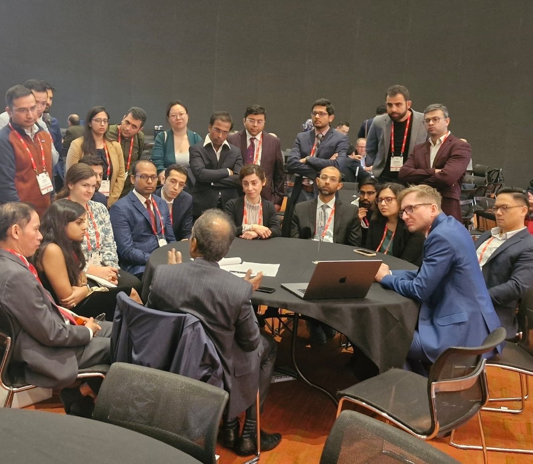 Round table discussions with #EPEEPs really popular @HRSonline in #Boston. Amazing opportunity for early career ep docs to get teaching from the Masters. Perfectly exemplified here with Sam Asirvatham from @MayoClinicCV who had a large enthusiasticgroup hanging on his every word