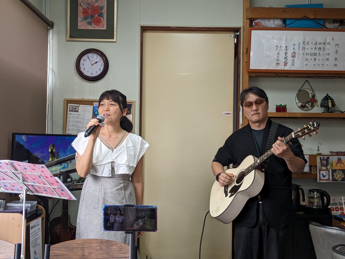 Tonsuke_Taisyo's tweet photo. 今日はカフェかあとんでの童謡の会でした。こいのぼり、せいくらべ、富士山(ふじの山)、令和の童謡くらぶの歌とギター素敵でした。昭和のポップスやフォークソングも一緒に歌えて😊
 #カフェかあとん  #令和の童謡くらぶ  #PFARM https://t.co/F5fy8sABW9