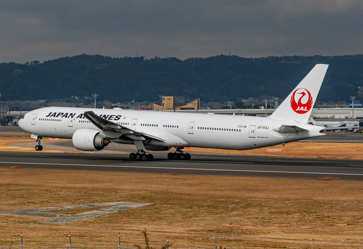 #JAL #JA743J #B777 #トリプルセブン #伊丹空港
B777-300ERさんの迫力ある離陸姿
滑走路全体を使い、ゆっくりと空へ向かって行く後ろ姿がとてもカッコイイ！！！！