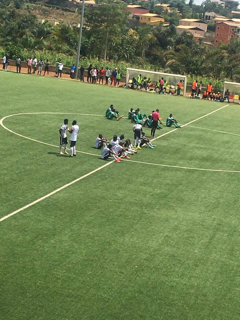 ⚫⚪ Victoria United s'impose dans la douleur (4-4, 5-4 aux TAB) face à Ngaoundere FC, à l'occasion des 32e de finale de la Coupe du Cameroun. Pour rappel, les champions du Cameroun ont été menés (4-1) avant de revenir au score et arracher la qualification aux tirs aux buts. 🇨🇲