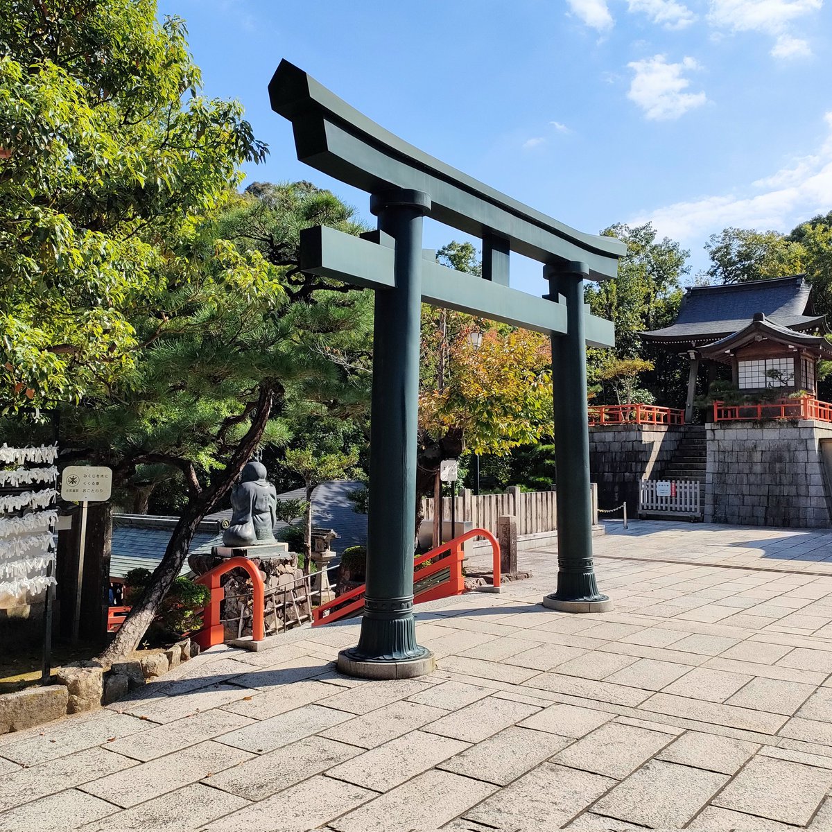 清荒神・清澄寺（兵庫・宝塚）☘️

拝殿前の風景

宝塚の山手にある真言宗十八本山の一つ、清荒神・清澄寺は、三宝荒神さんが有名で火難除けとして台所に祀る風習があり飲食店の方の参拝も多いです。お寺の御本尊は大日如来さまなんですよ

（撮影）2023/10☘️