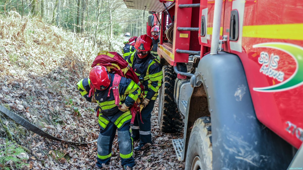 21/05 les 🧑‍🚒 manœuvrent toute la journée dans la vallée #Meuse ou #Semoy. Ils mettent en application les techniques et les automatismes #FeuxDeForêt. Ils sont susceptibles d'être sur votre route avec des 🚒de 14 tonnes. Restez prudents dans le secteur. #SDIS08