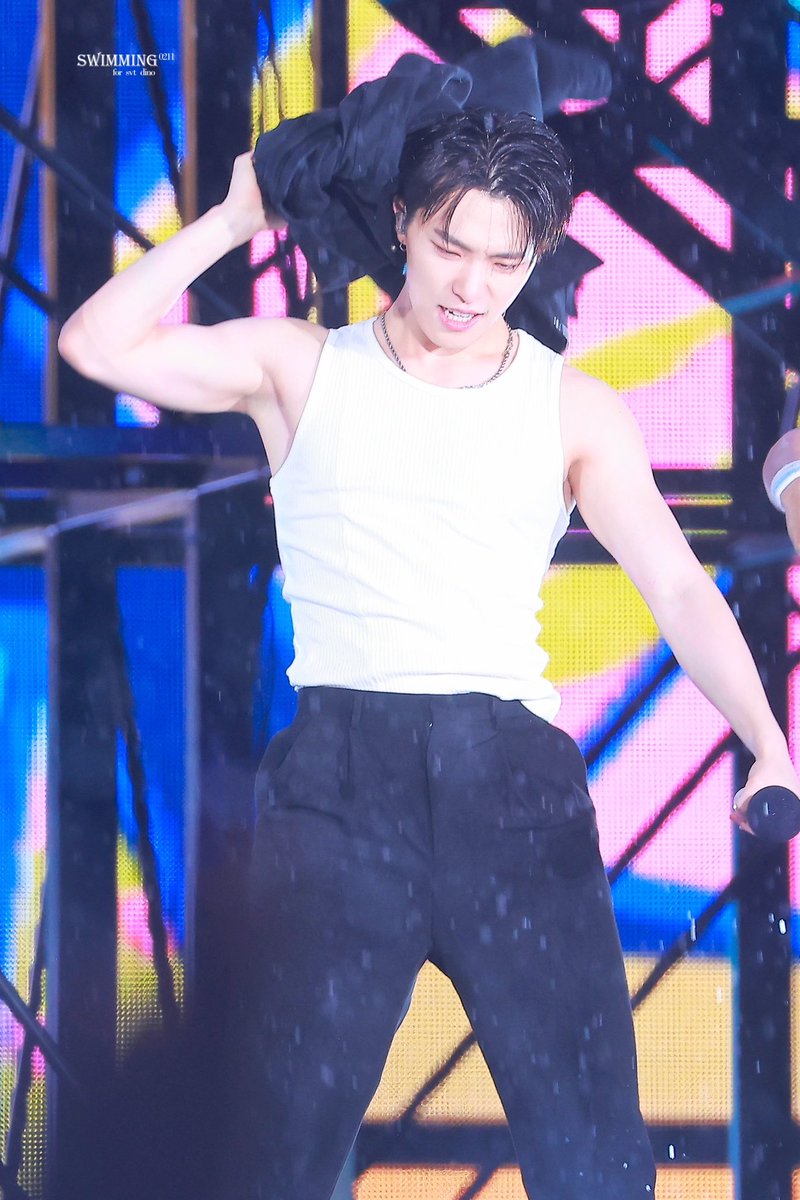 SWIMMING🦦 tweet media