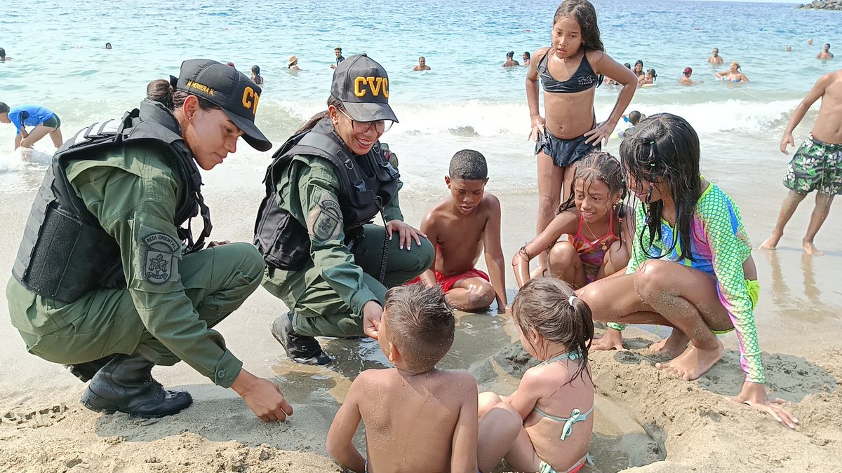 #FelizDomingo La FANB desde el @DVC45_LaGuaira hoy más que nunca orgullosos y comprometidos con la defensa del futuro de la patria. ¡PROTECTORES DE SONRISAS!