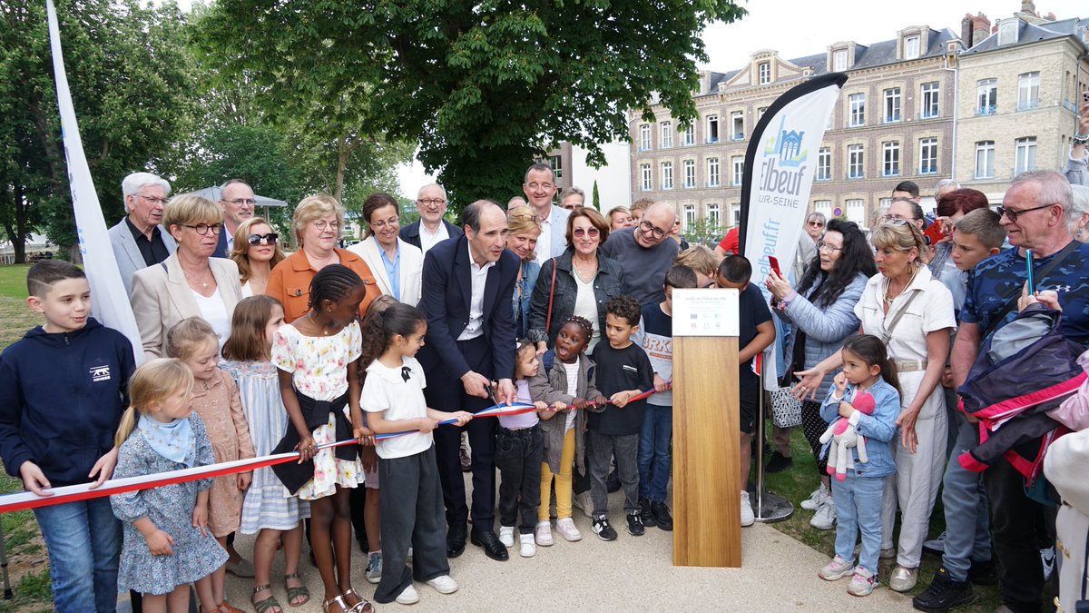 Beaucoup de monde pour l’inauguration du nouveau jardin de l’hôtel de ville d’#Elbeuf. Plus ludique, plus patrimonial, plus naturel, plus près de la #Seine. Un bel espace qui accompagne notre volonté d’inscrire la ville dans la modernité et la résistance climatique.