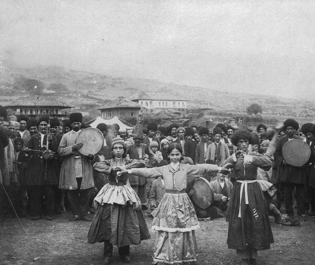 رقص مردم تالش ایران در مراسم عروسی.

عکس در سال ۱۹۰۰، حدود ۱۲۴ سال پیش گرفته شده است.
#عکس_نوشت