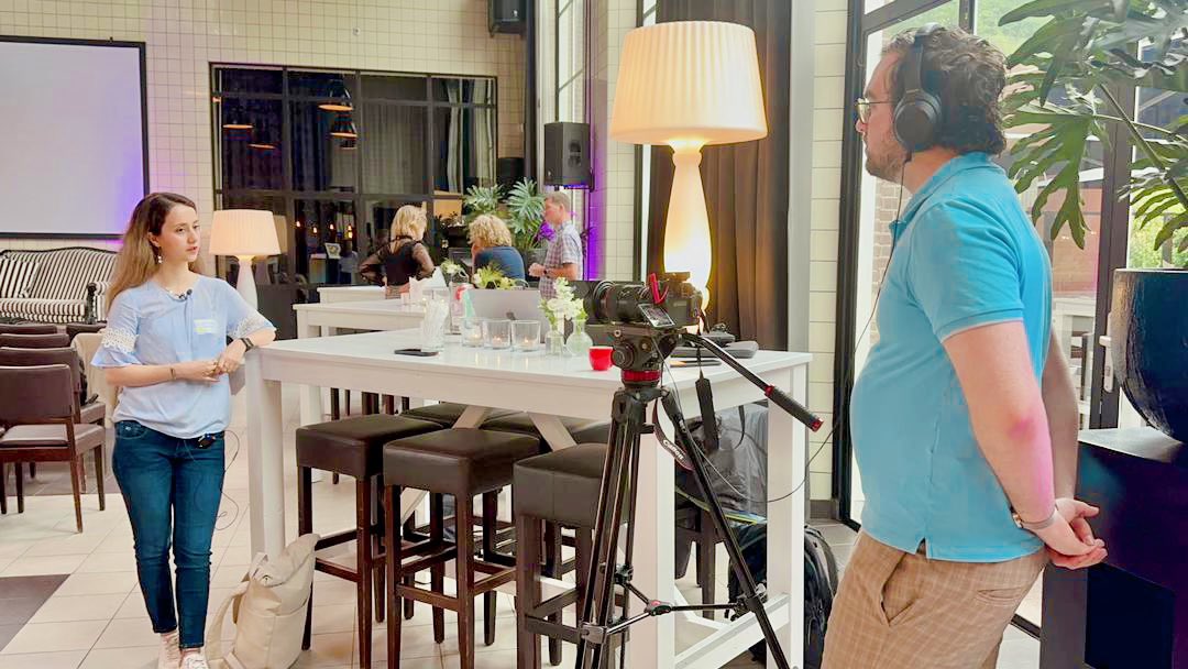 First time in front of the camera! 📹😱
Excited to be part of the introduction video for our new series of courses on the non-image-forming effects of light on the brain…💡🧠👩🏻‍💻🧑🏻‍💻
<a href="/LightCapITN/">LightCAP</a> 
#LightCAP #Neuroscience #MOOC