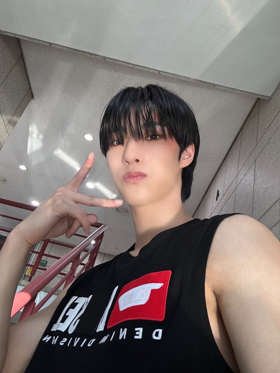 주말 마무리 잘하세용🤍👍

#현승 #HYUNSEUNG
