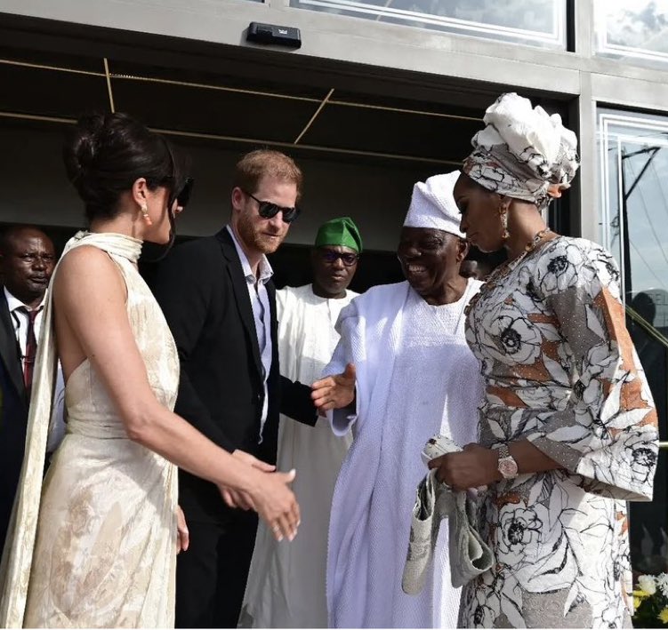 The Duke and Duchess of Sussex pictured with the Aare of Lagos, Billionaire industrialist, Chief Razaq Okoya and wife Dr. Shade Okoya. #Sussexes6thAnniversary #HarryandMeghaninNigeria #HarryandMeghan