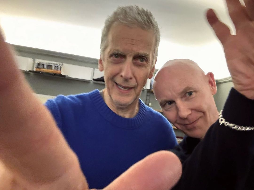 'May Ray' come over to Peter's house to jam on his guitar and meet his Oscar? Sure, why not? From #RayBurmiston's IG, the photographer (who captured great moments of #PeterCapaldi's #TwelfthDoctor on #DoctorWho) hung out with his friend. #NationalMayRayDay instagram.com/p/C0_0rLvsgoe/