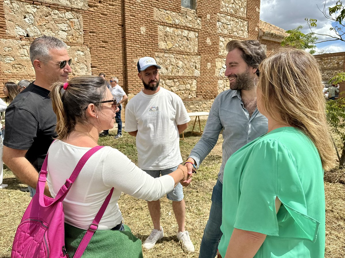 ✅ El director general de Reequilibrio Territorial, @javicarazogil, acude a la tradicional misa de la Virgen de la Humosa. 🏡 El municipio de #LosSantosdelaHumosa celebra su Semana Cultural con diferentes actividades deportivas, religiosas y gastronómicas.