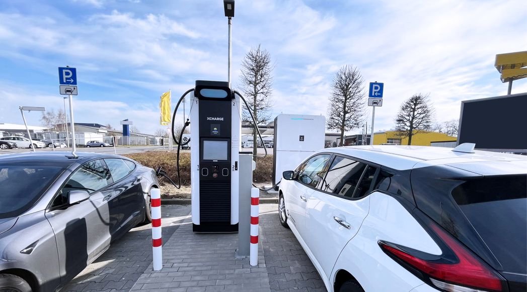 Just found out Wildeshausen, Lower Saxony 🇩🇪 now has this #XCHARGE 210 kW charger operated by @Vattenfall_De 
With 233 kWh storage...
⚡️⚡️⚡️
Wonder about the price & usage!
#alwaysbecharging #Deutschland #infrastructure #fastcharging #MOREPLUGS