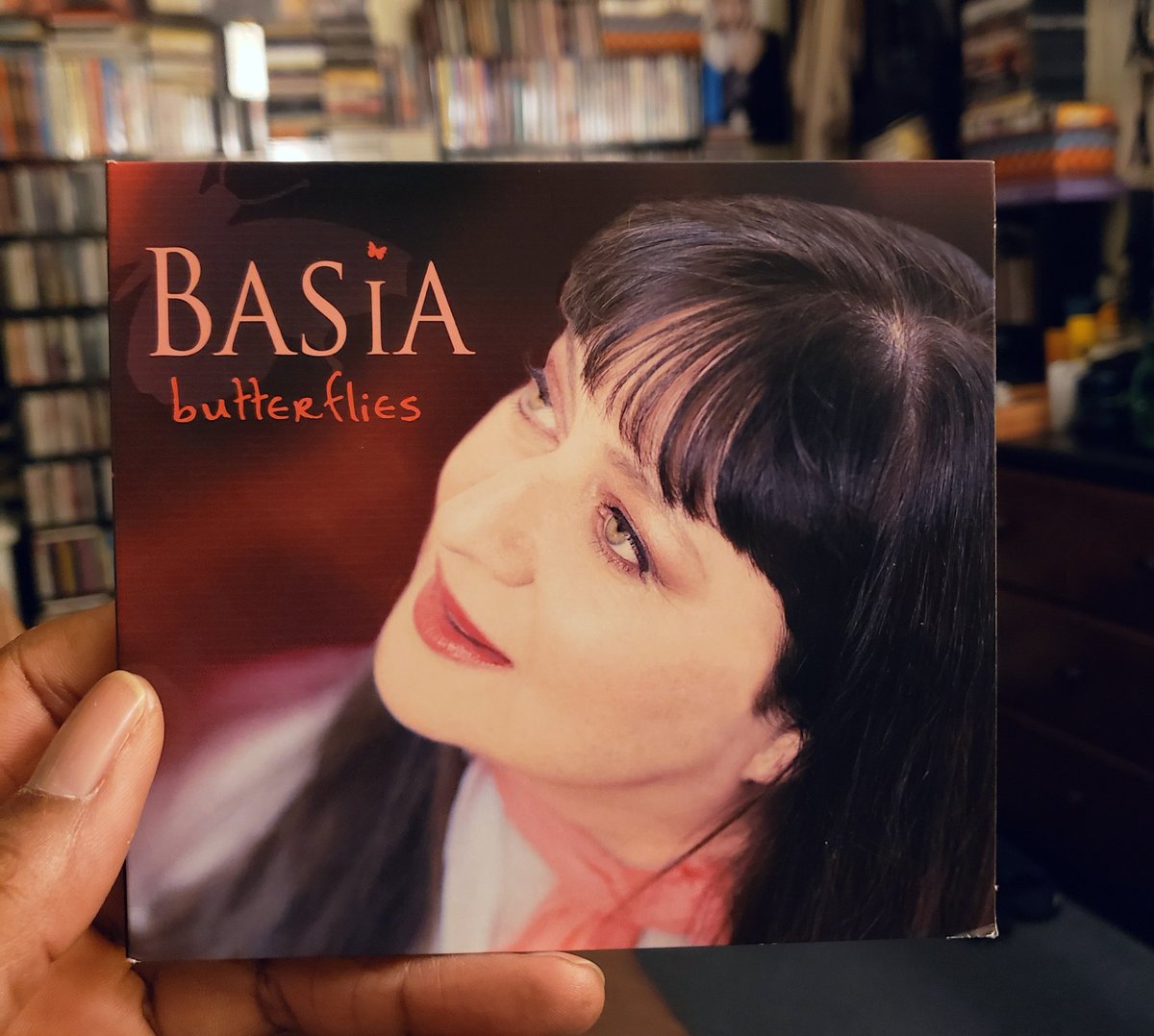 I was trying to go to bed, but this album kept calling my name. It's the last (most recent) album released from Singer/Songwriter Basia. It's an amazing album.👊🏽 Mood 🎧 Artist: Basia Album: Butterflies Released: 2018 Label: Shanachie #Mood #Basia #Butterflies