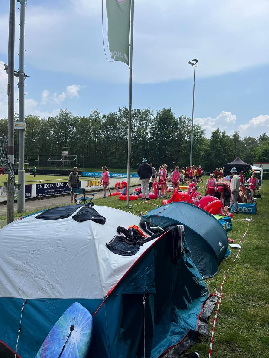 hcmop's tweet photo. Prachtig klassiek MOP event is weer gestart: Meet Other Players toernooi. Teams uit heel Nederland te gast. De tentjes zijn weer opgezet. Eerst lekker hockey spelen en vanavond bij MOP een feestje bouwen. Organisatie &amp; teams: veel plezier dit Pinksterweekend. https://t.co/aF31NNfOWF