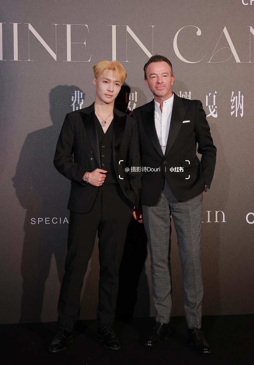 XingPark's tweet photo. 240519 @layzhang Related : Day 1 in Cannes
#cannes2024

Lay Zhang in one frame with CEO of Qeelin‘s Christophe Artaux

Photo Credit 📸 摄影诗Douri

#LAY_Cannes2024
@Madamefigaro 
@KeringGroup
#LAYxQeelin https://t.co/pP8L7dnlTu