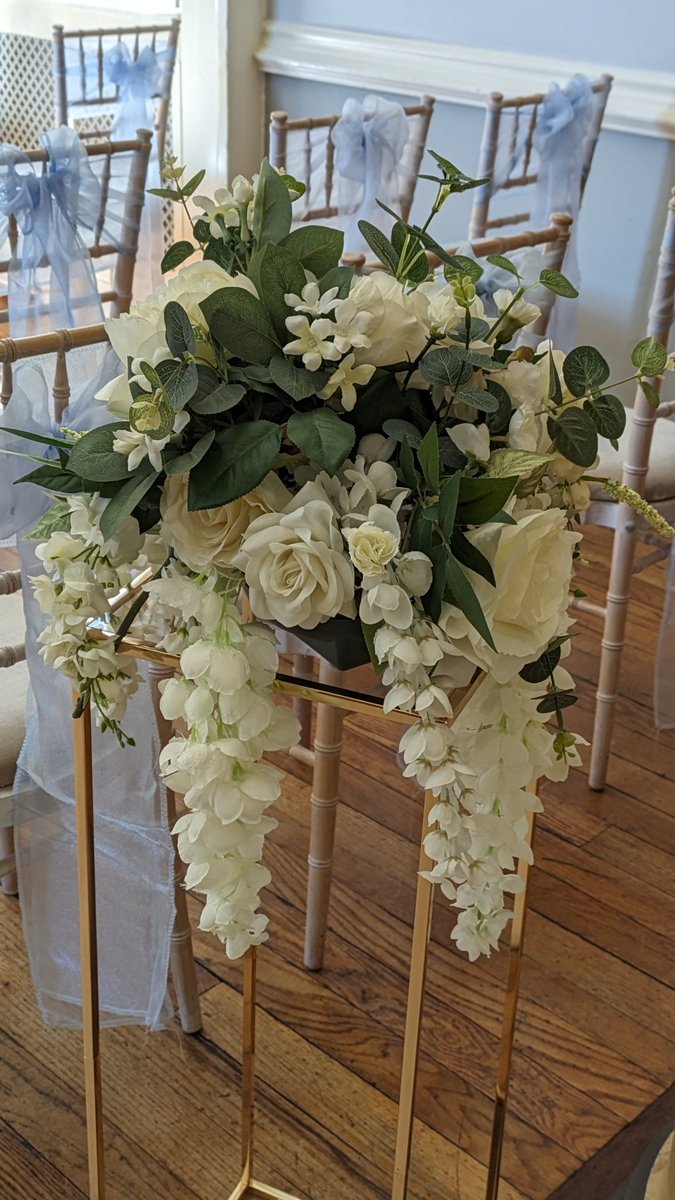 Beautiful flowers at today's wedding 😁