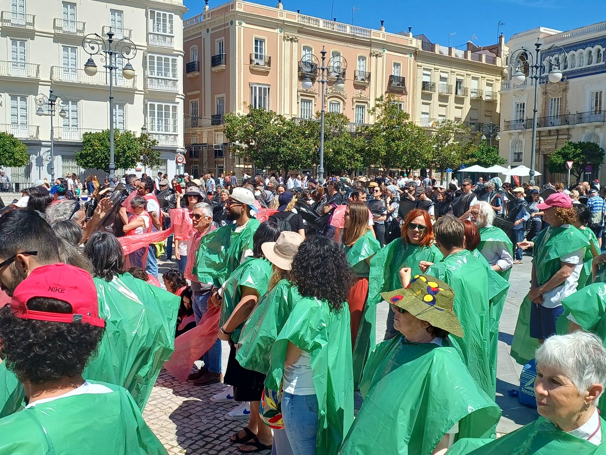 Hoy hemos participado en la construcción d una gran bandera palestina en Cádiz prestando nuestros cuerpos para crear el simbolo d un pueblo al q están masacrando ante la pasividad d gran parte d gobiernos mundiales frente al solidario apoyo d la gente con conciencia humanitaria.