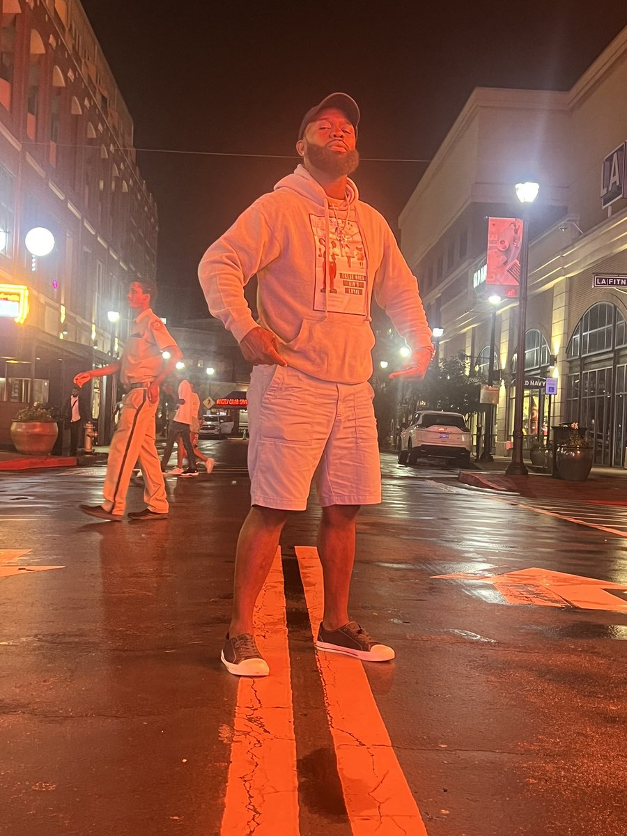 #GoodSunday This is a pic from last night from my Atlanta trip with my daughter for her birthday. We had a great time, met up with the some fam, friends, shopped, explored, and ate good. The weekend has come to an end and it’s time to come home I hope everyone enjoys their day 🙏