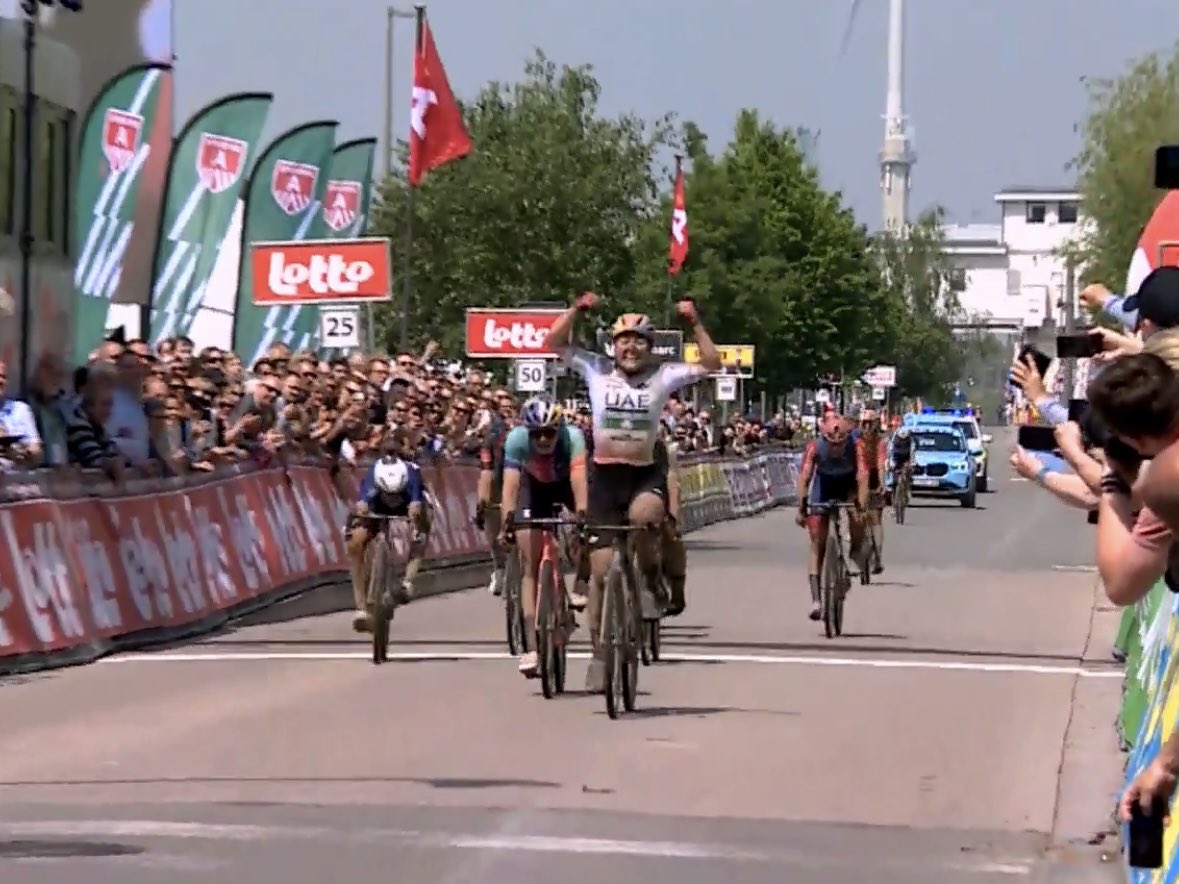 uaedevo_team's tweet photo. Lara Gillespie wins Antwerp Port Epic Ladies 😍
This is definitely the most important win of her career 💪🚴‍♀️ https://t.co/sN0aSmybXs