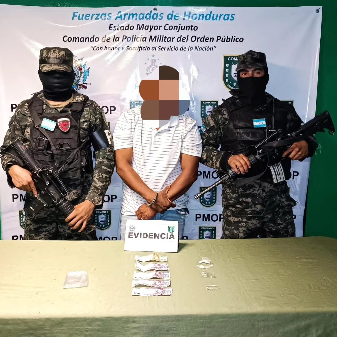 Con supuesta cocaína, crack y dinero en efectivo fue detenido un ciudadano en la colonia José Ángel ulloa de Comayagüela, por FFAA a través de la #PMOP . El capturado fue remitido a la Unidad Receptora de Detenidos (URD- PMOP).Para realizar el debido proceso que establece la ley