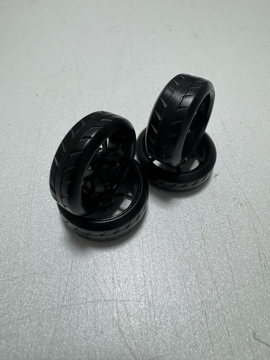 factorym11's tweet photo. 良い感じのセッティングが出てきたけど、溝付タイヤって、かなりグリップするんだなぁ🤔
もっと飛ばしたいんやけど、蚊車で出来るんかな?😅
上手い人と走らせたい😊
#蚊車 #DA3 #driftart #miniz #ミニッツ #ドリラジ #wrapping #ラッピング #HRDPROJECT #HRDプロジェクト #MRDPROTOTYPE https://t.co/6LCsami3qw