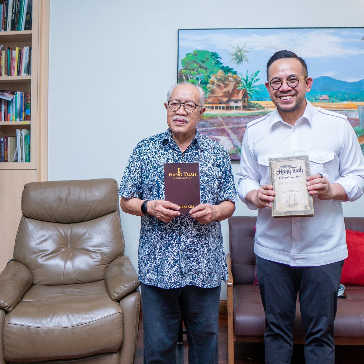 Ziarah ke rumah Sasterawan Negara Prof Dr Muhammad Haji Salleh di Kajang. Sebelum ini @mykesuma telah menjemput Prof untuk membaca puisi pada Hari Pekerja 1 Mei. Namun atas sebab kemalangan yang tidak diduga maka Prof tidak dapat hadir. Syukur Prof. sudah sihat semula. Ketika