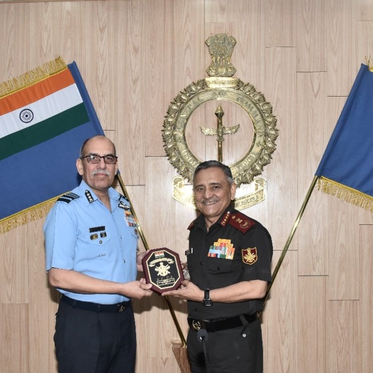 General Anil Chauhan, #CDS visited HQ Central Air Command #CAC, where he addressed Senior Officers of #IndianAirForce & #IndianArmy. #CDS underscored the requirement for strengthening #Jointmanship & fostering an environment of synergy in the #IndianArmedForces and emphasised