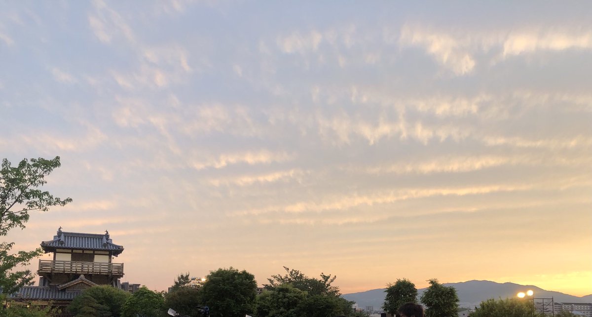 8230yuima's tweet photo. 池田城の薪能に行ってきました。
暮れゆく空、夕べの風、鳥の鳴き声、幽玄の舞台。
すべてが素敵でした。
#いけだ薪能 https://t.co/E30w8wTxKb