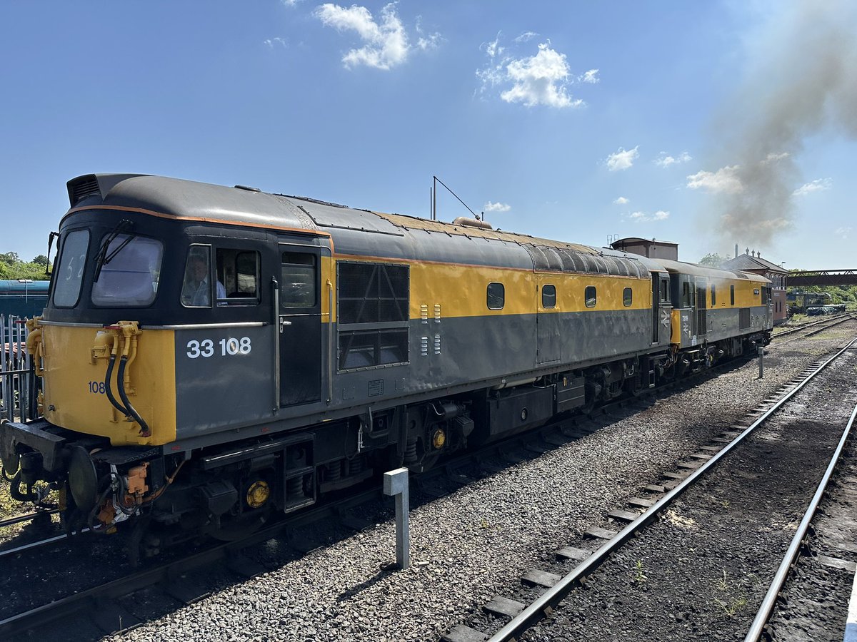 73119 lets off some clag as it leads 33108 in the run around at Kidderminster. Things have gone a little awry with the failure of the Class 46, but it’s made for a few unscheduled treats