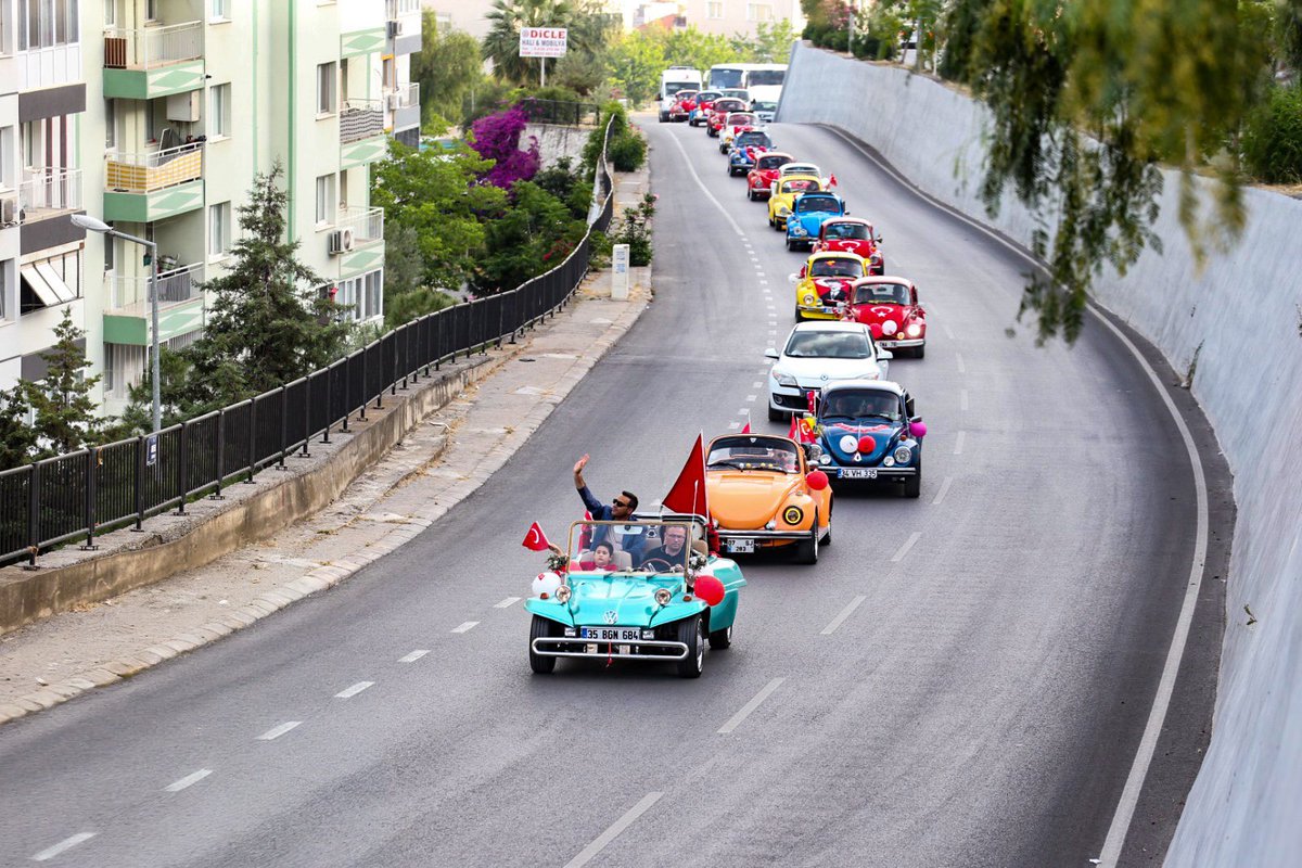 Vosvos tutkunlarıyla düştük yollara🚗 Vosvos İzmir Fun Club üyelerinin katkılarıyla düzenlediğimiz Çiğli turunda mahallelerimizi gezerek komşularımızı selamladık. 19 Mayıs coşkusunu doyasıya yaşadık.