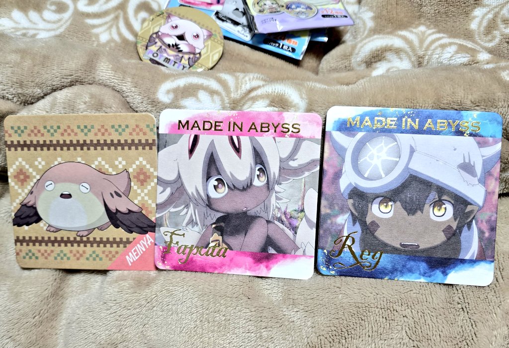 100円ショップでメイドインアビス発見して、コースター3個とバッジ1個買ってきた🥰
 #メイドインアビス