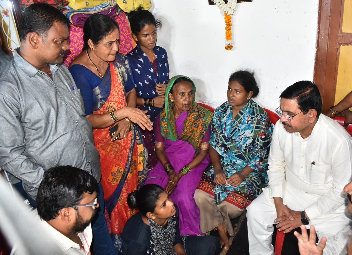 #HubballiMurder Union Minister @JoshiPralhad calls on family members of #AnjaliAmbiger in #Hubballi on Sunday @NewIndianXpress @XpressBengaluru @KannadaPrabha Photo @HemanthTnie