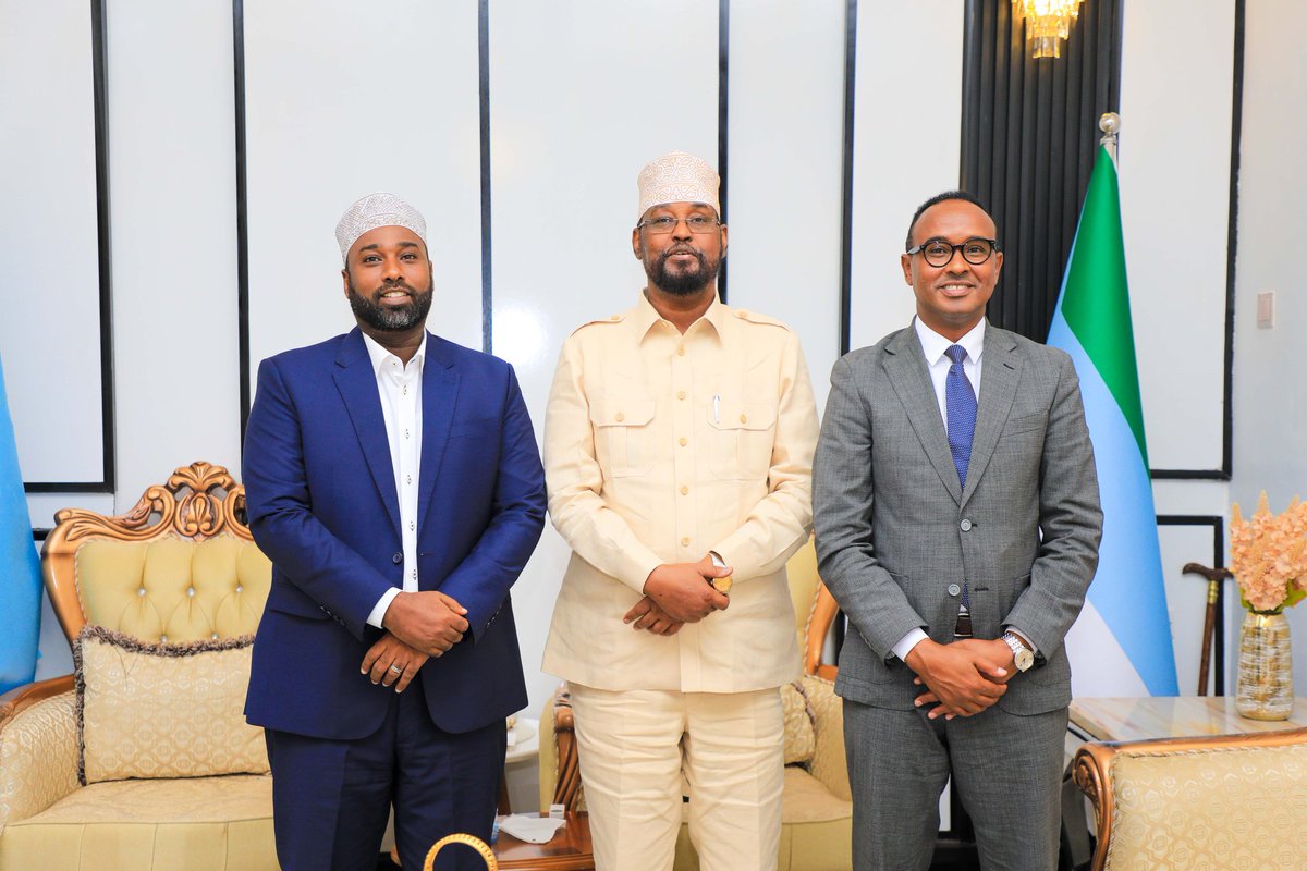 Head of @SoDMA_Somalia, Mohamud Moalim met with President of Jubaland, Ahmed Madobe, in Mogadishu, discussing the impacts of Gu' rains and ways to deliver aid supplies to Gedo region. President Madobe thanked SoDMA for the humanitarian activities carried out in areas of Jubaland.