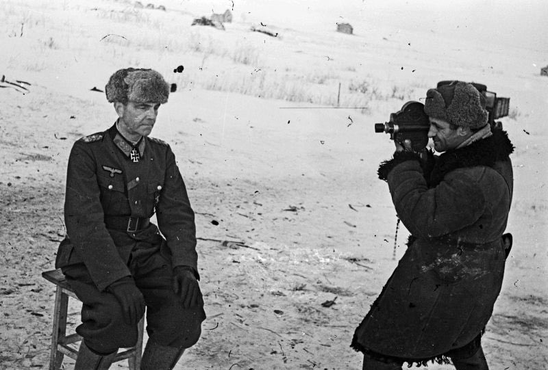 1943年2月スターリングラードの戦い
捕虜となったフリードリヒ・パウルス元帥を撮影するソ連軍映画監督。 #FriedrichPaulus