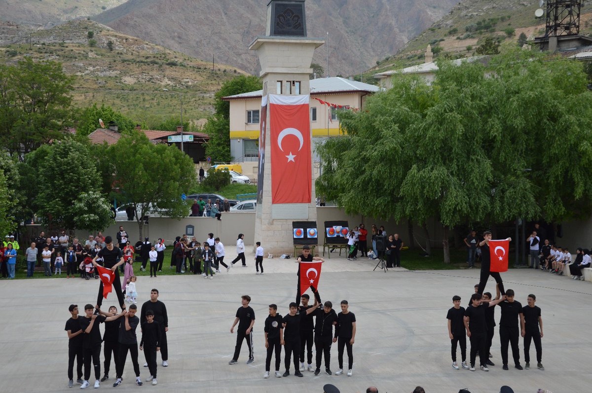19 Mayıs Atatürk'ü Anma Gençlik ve Spor Bayramı Divriği'de büyük bir coşku ile kutlandı. Kutlamalara İlçe Milli Eğitim Müdürümüz Melih SAYAR, protokol, okullarımız ve halkımız katıldı. Törende emeği geçen tüm öğretmen ve öğrencilerimize teşekkür ederiz. @resul_tutay @sivasmem