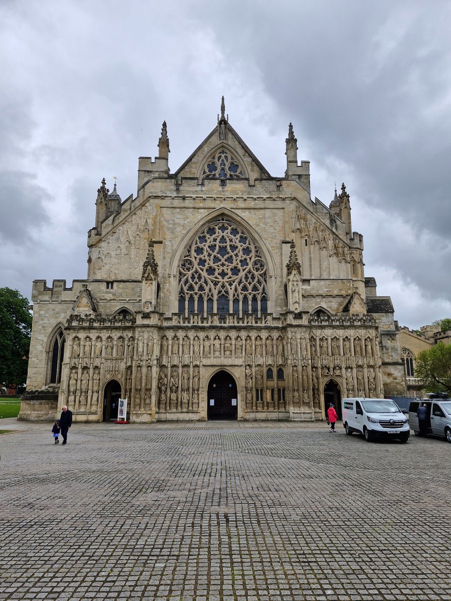 After 10 years singing in @ExeterCathedral it's always a joy to return to produce @BBCRadio3 #ChoralEvensong. A mammoth set of psalms, spine-tingling Howells, @CherylHoad's anthem for @TranchellFndn, and Cecilia McDowall's thrilling voluntary on @BBCSounds bit.ly/3NZlcFv