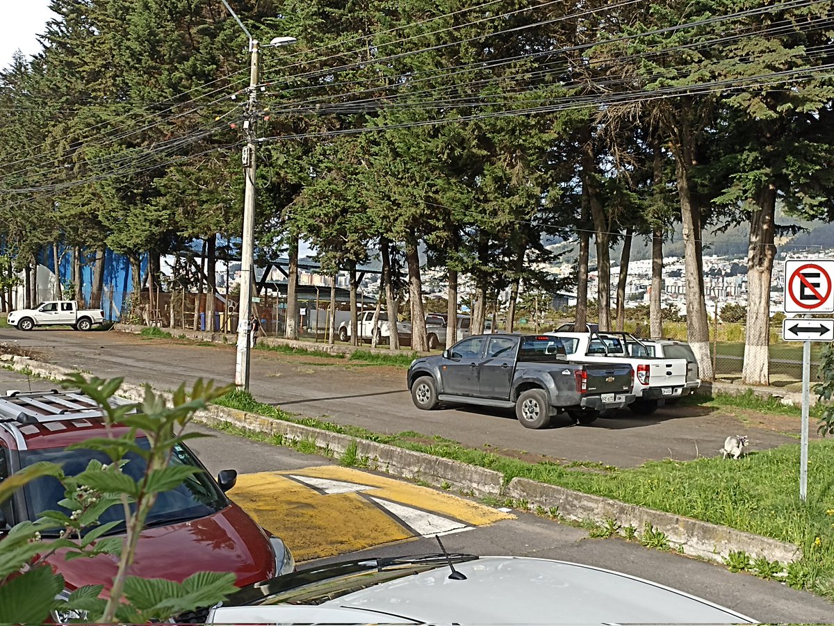 ch1n0ramirez's tweet photo. @AMT_Quito @MunicipioQuito vehículos mal parqueados en la Rafael Aulestia y Casar Borja Lavayen, la Agencia no se hace presente de ninguna forma.
Dónde están los controles?  @EcuavisaInforma @Teleamazonas24H https://t.co/ucKaG65g6f