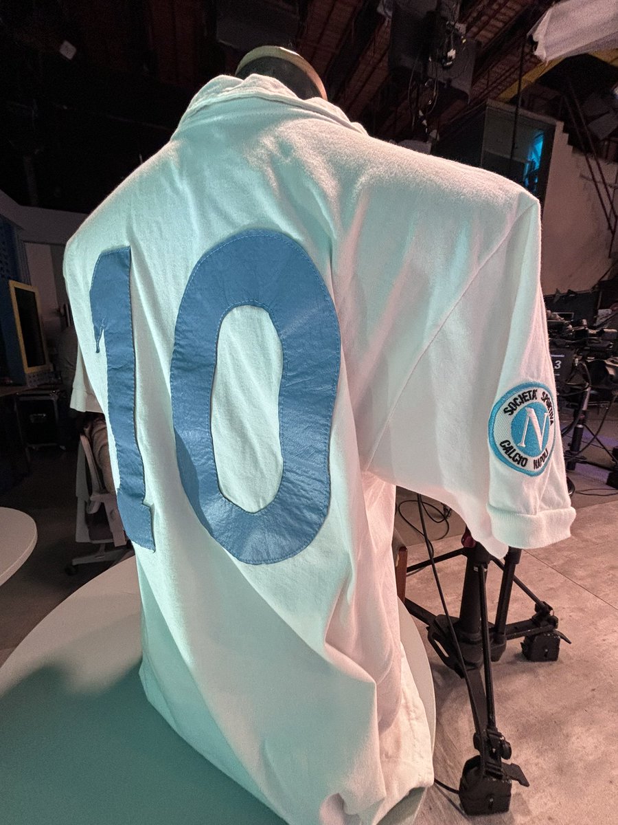 Hay un sorteo (categoría memorable) de una camiseta maradoniana de Napoli. Contestá el tweet usando el #PuntoPenalEnEl10.