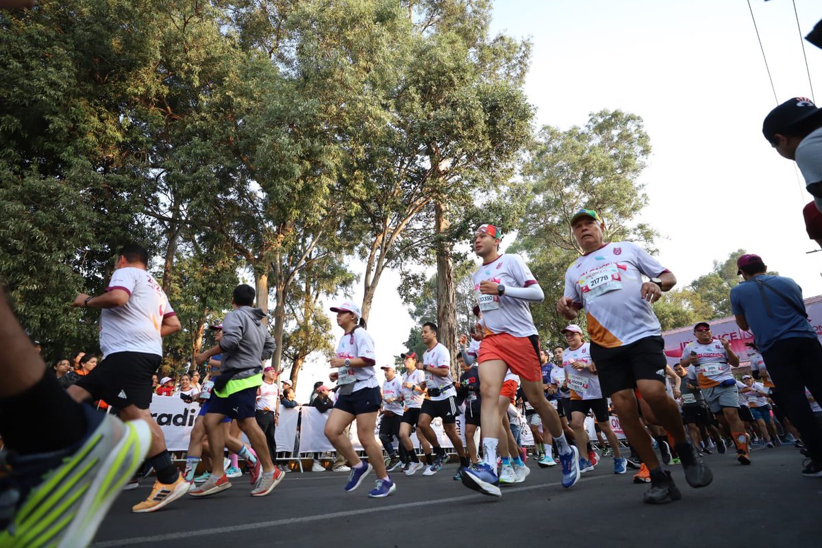 Los competidores de 21 km. ya están listos para el arranque en Zacatenco. ¡Los #Huélums de apoyo resuenan en toda la Unidad Profesional 'Adolfo López Mateos'. #PolitécnicosDeCorazón #CarreraIPNOnceK2024