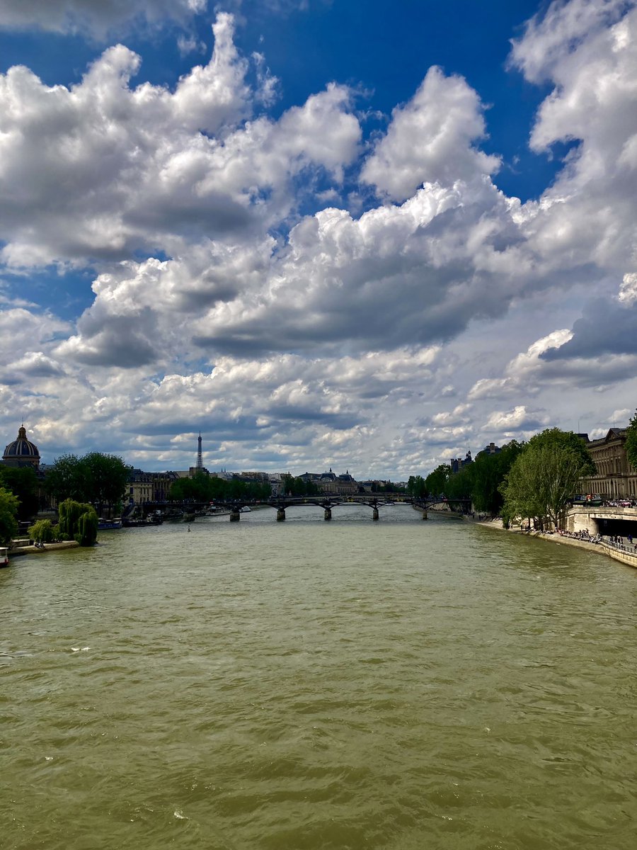 A beatiful Sunday in Paris 🇫🇷⚜️🤗 . . . #paris #france #parisjetaime #parisianstyle #french #parismaville #parismonamour #pariscity #villelumiere #lavieenrose #treschic #myparisdiaries #myparis #likeparis #parislove #helloparis #iloveparis #parisianlifestyle #bonjourparis