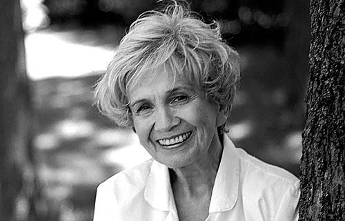 “I’m the opposite of a writer with a quick gift, someone who gets it piped in. I don’t grasp it very readily at all, the ‘it’ being whatever I’m trying to do. I often get on the wrong track.” We’ve unlocked our interview with Alice Munro. buff.ly/48w8xSP