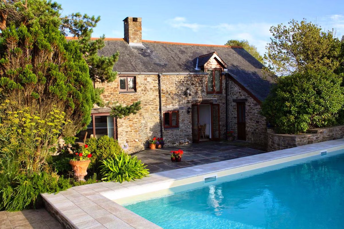 ⭐ Self Catering Devon ⭐
⭐⭐⭐⭐⭐
'We had an amazing week's holiday at the Annex, the cottage had everything we needed and kids loved playing in the pool.'
.🏡 Self Catering
aroundaboutbritain.co.uk/Devon/9609
#TheAnnexDevon #Abbotsham #Bideford #Devon #England #Holiday #Travel