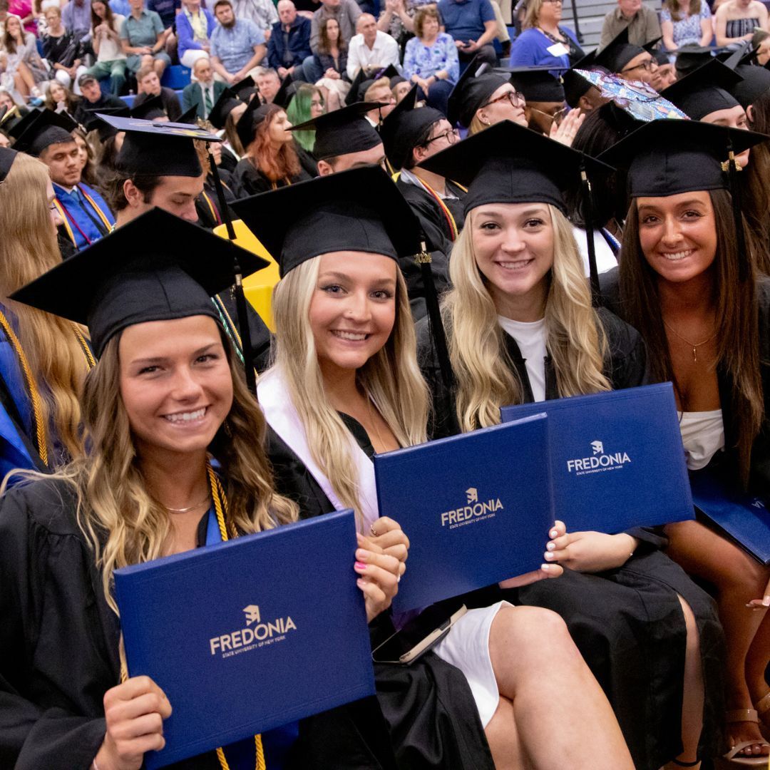 FredoniaU's tweet image. Congratulations to our #FredGrads!! 🎓🌟We're so incredibly proud of you!!