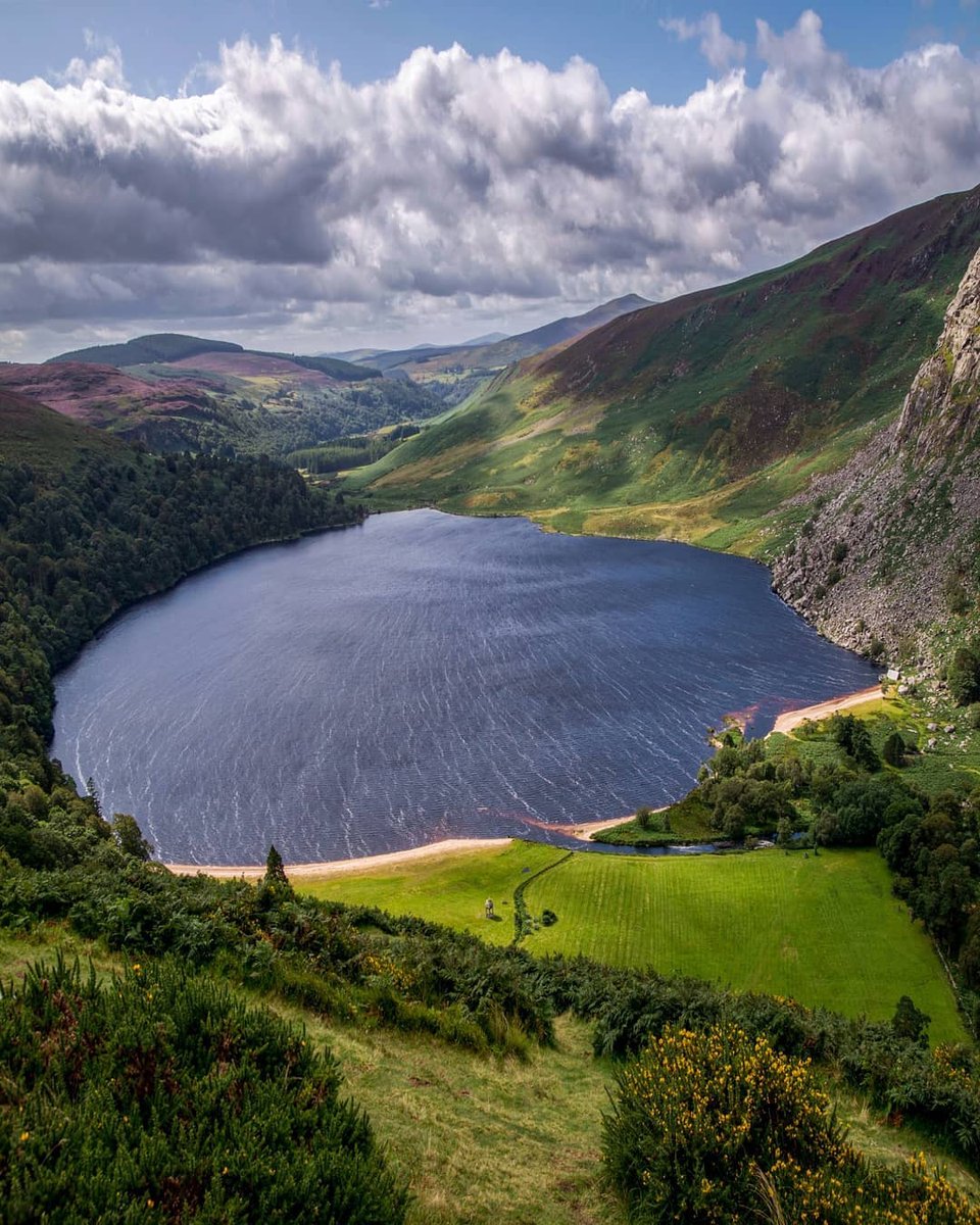 73 Top tourist attractions in Ireland lovetovisitireland.com/73-top-tourist… Cheers from the aptly named 'Guinness Lake' in County Wicklow! Who's ready to raise a glass in Ireland this year? 📍 Lough Tay,