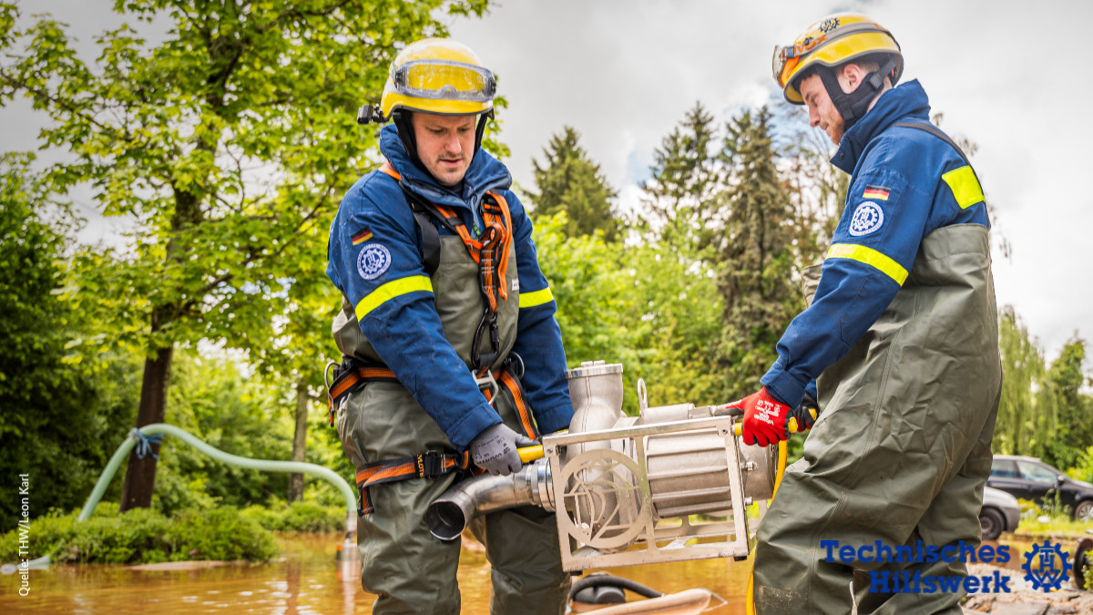 Der THW-Einsatz im #Saarland und in #Rheinland-Pfalz geht weiter: Mittlerweile unterstützen rund 1.300 Helferinnen und Helfer aus sechs Landesverbänden im Hochwassergebiet.
