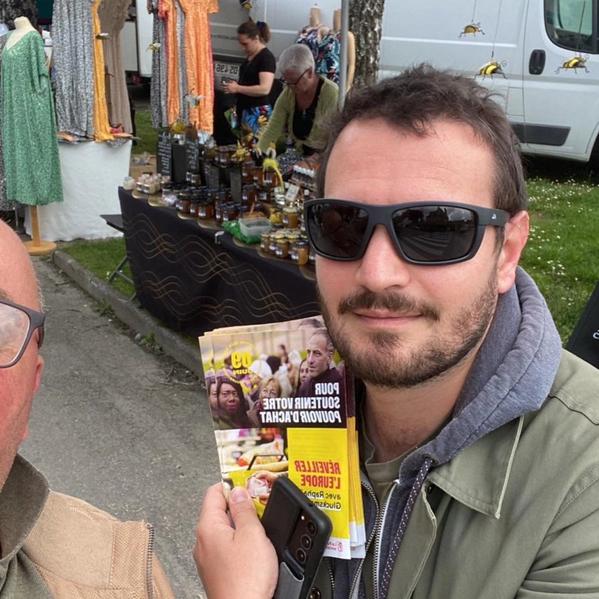 🌹 Sur le marché de #Daoulas avec les camarades @fede_PS29 du Pays de Daoulas, @Poupon_Julien, @Mel_Thomin, @olivierberthel pour la campagne européenne de @rglucks1. ⏰ On réveille l'Europe dans le #Kernévodez !