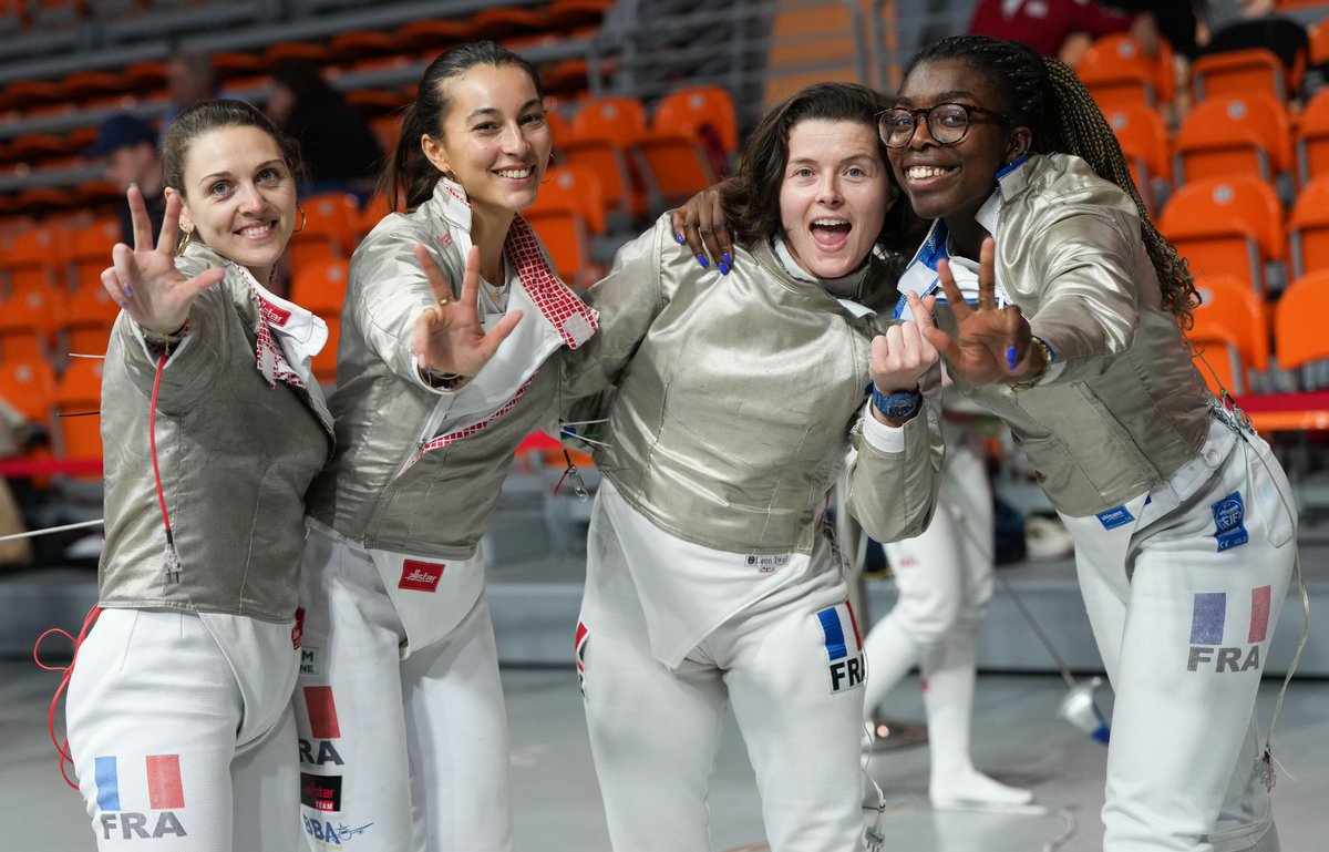 😍ELLES TERMINENT EN BEAUTE ! 🤺 Les sabreuses remporte la médaille de bronze par équipe à la dernière coupe du Monde de la saison à Plovdiv. #Allez #Escrime