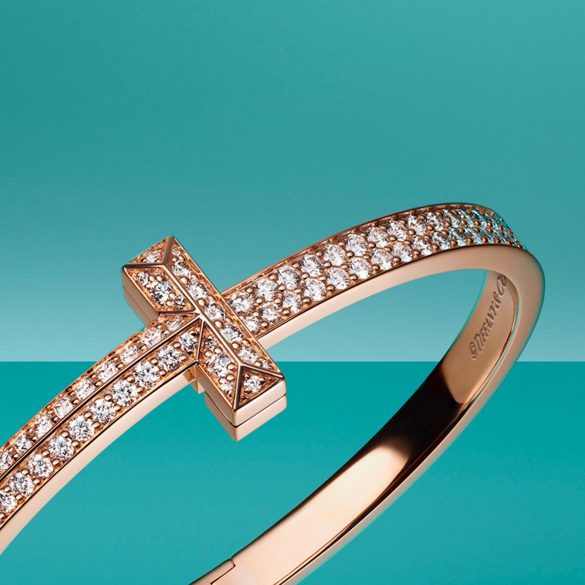 T by Tiffany is an expression of love’s endless potential. Founder Charles Lewis Tiffany regarded Manhattan as the city of promise and possibilities, and T is the embodiment of this indomitable spirit. Discover more: tiffany.com/jewelry/shop/t… #TiffanyIcons #TiffanyAndCo