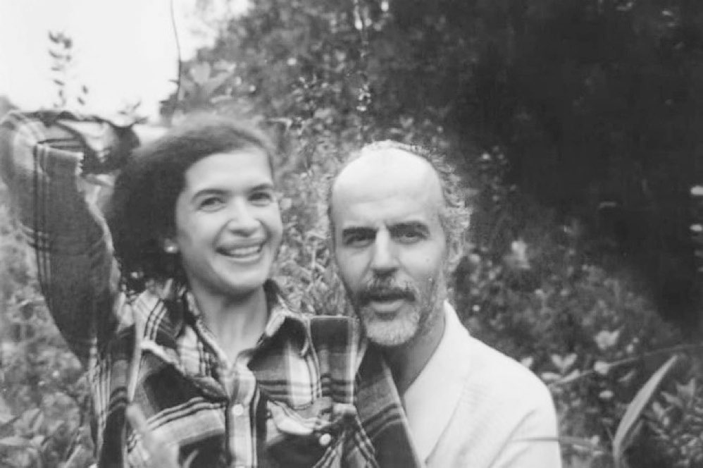 jorgerojas2022's tweet photo. El 19 de mayo de 1997, hoy hace 27 años hombres armados ingresaron violentamente al apartamento de Mario Calderon y Elsa Alvarado y los mataron. Carlos Alvarado, el padre de Elsa también murió en el ataque. Su mamá y su hijo de 2 años sobrevivieron.  Fue un crimen de lesa humanidad contra dos defensores ambientales y de derechos humanos atribuido a grupos paramilitares.

“Cuídate Jorge, nuestras vidas corren peligro” me había dicho Mario dos semanas antes cuando lo visité para decirle que había orden de matarnos.

A Mario lo conocí en Tierralta (Córdoba) defendiendo derechos humanos de pueblos indígenas y campesinos en el alto Sinú.

A Elsa la conocí en Bogotá, era investigadora de temas de opinión y andaba por los pasillos del @CINEP_PPP desplegando su bella sonrisa.

Son ausencias que parten el alma. Mario y Elsa son inolvidables.