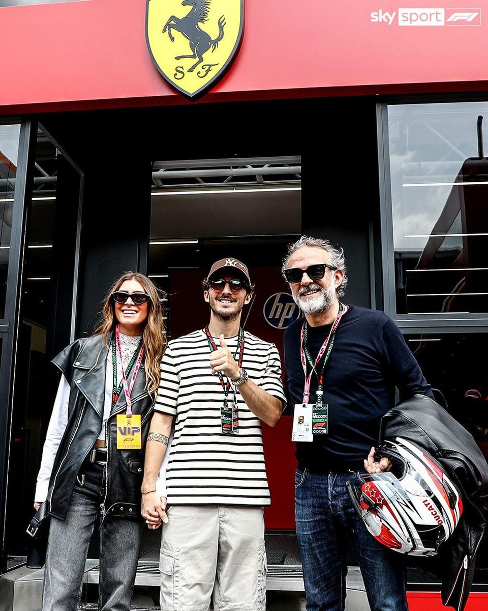 Pecco Bagnaia ve Domizia Castagnini yarışı Ferrari garajından takip ediyor. 📸 Sky Sport F1